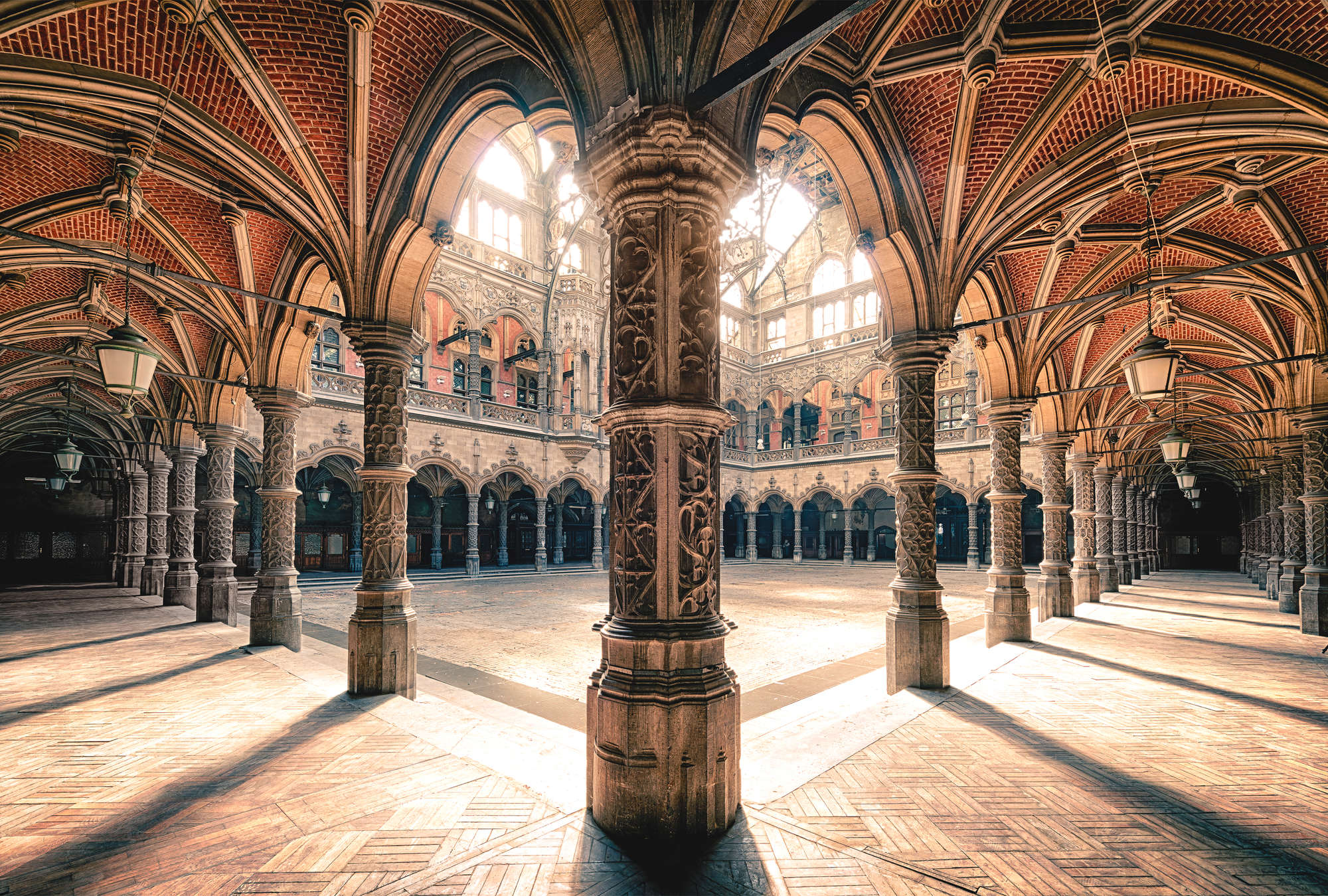             Muurschildering architectuur oude beurs met gewelfd plafond
        