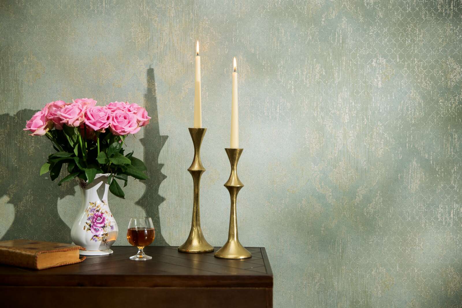 Elegante Vliestapete mit zartem Ornamentmotiv und dezenter Struktur – Grün, Champagner, Metallic