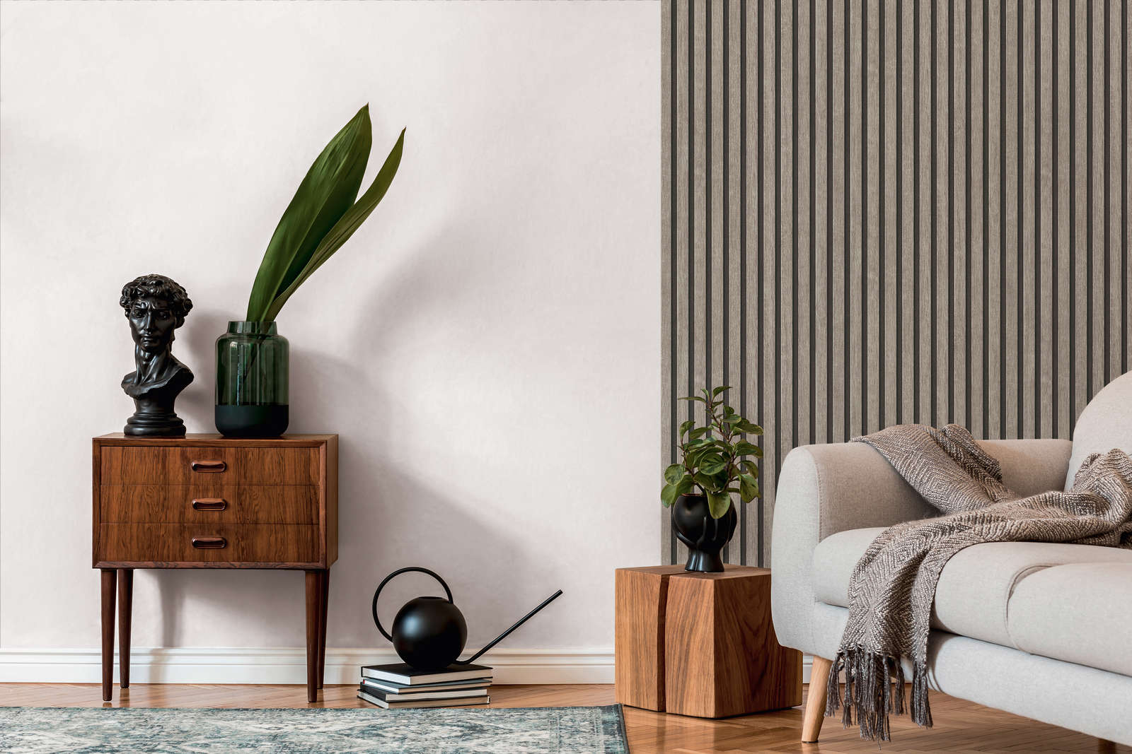 Drinnen, Innenarchitektur, Paneele aus Holz, Person, Pflanze