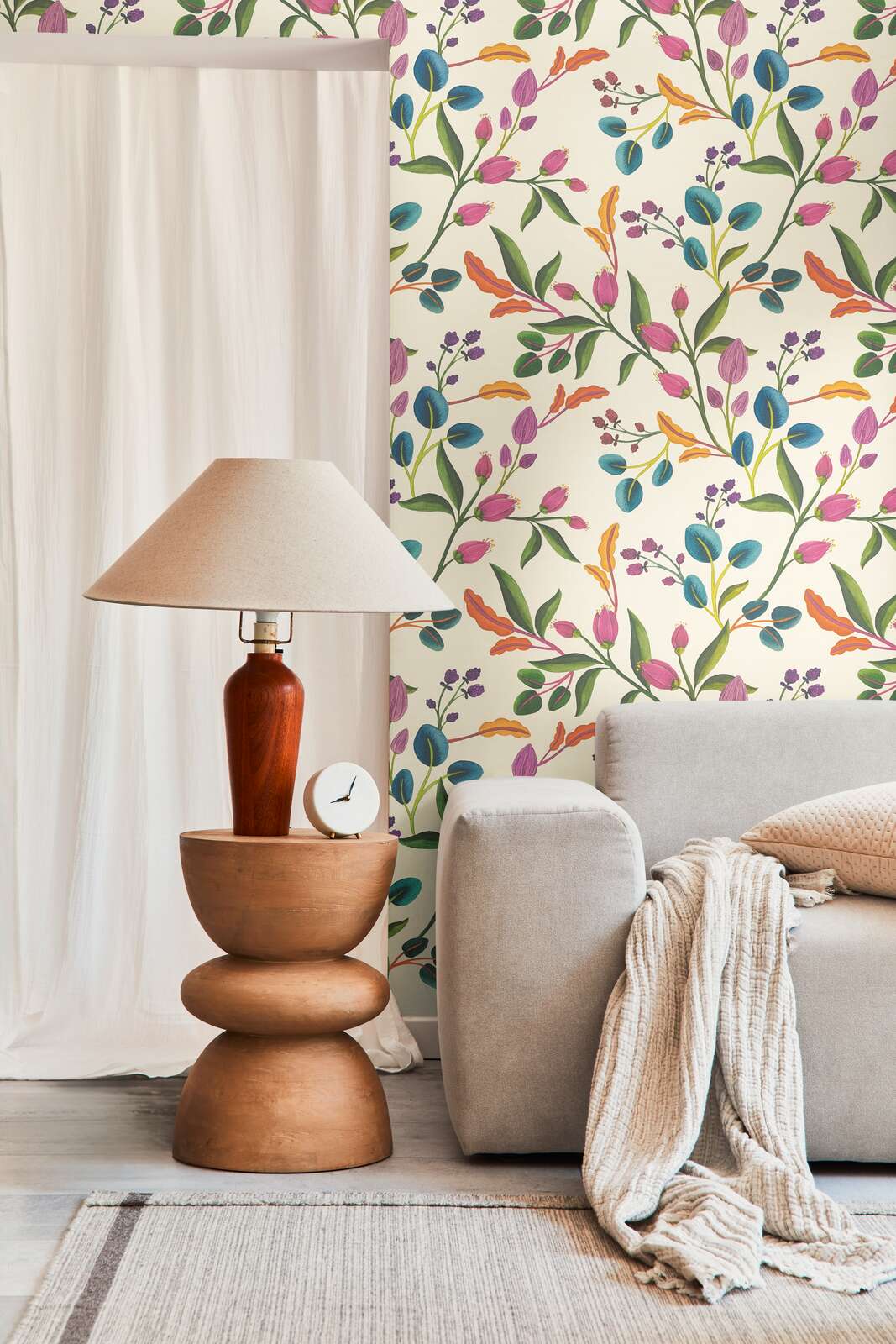             Lebhafte Vliestapete mit Blättermotiv im floralen Vintage-Stil und einfacher Struktur – Beige, Bunt
        