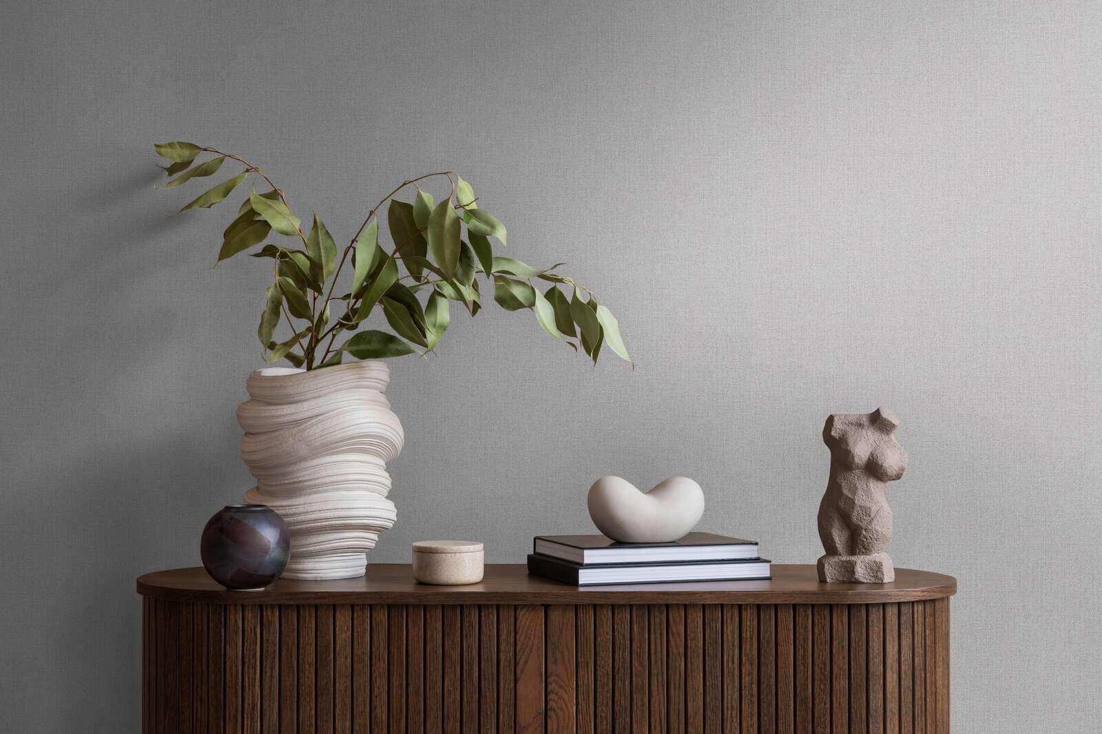 dekorvase, vase, pflanzenarrangement, holzkommode, skulptur