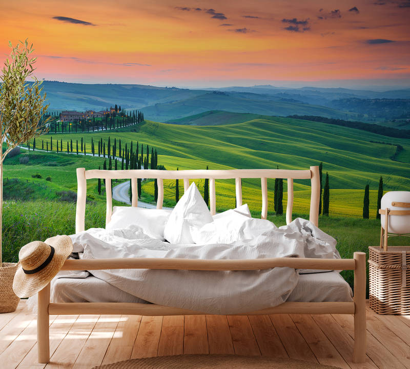             Fototapete Toskana im Sonnenaufgang – Grün, Orange, Gelb
        