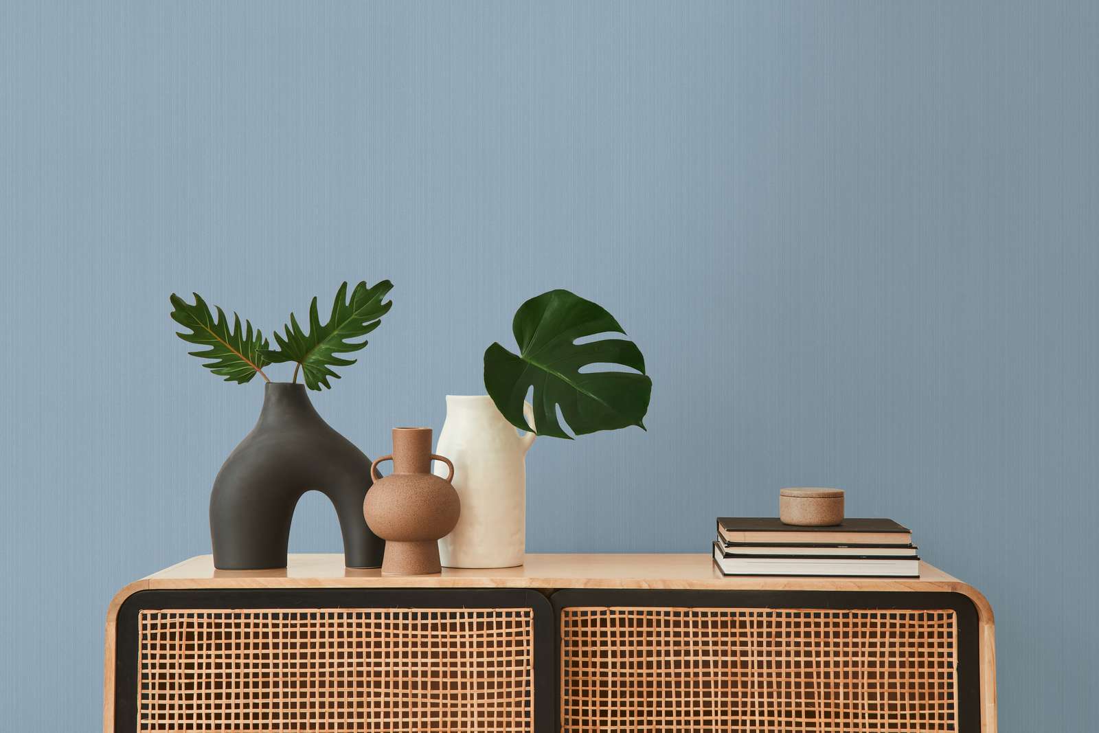             Blaue Vliestapete einfarbig, seidenmatt mit Struktureffekt
        