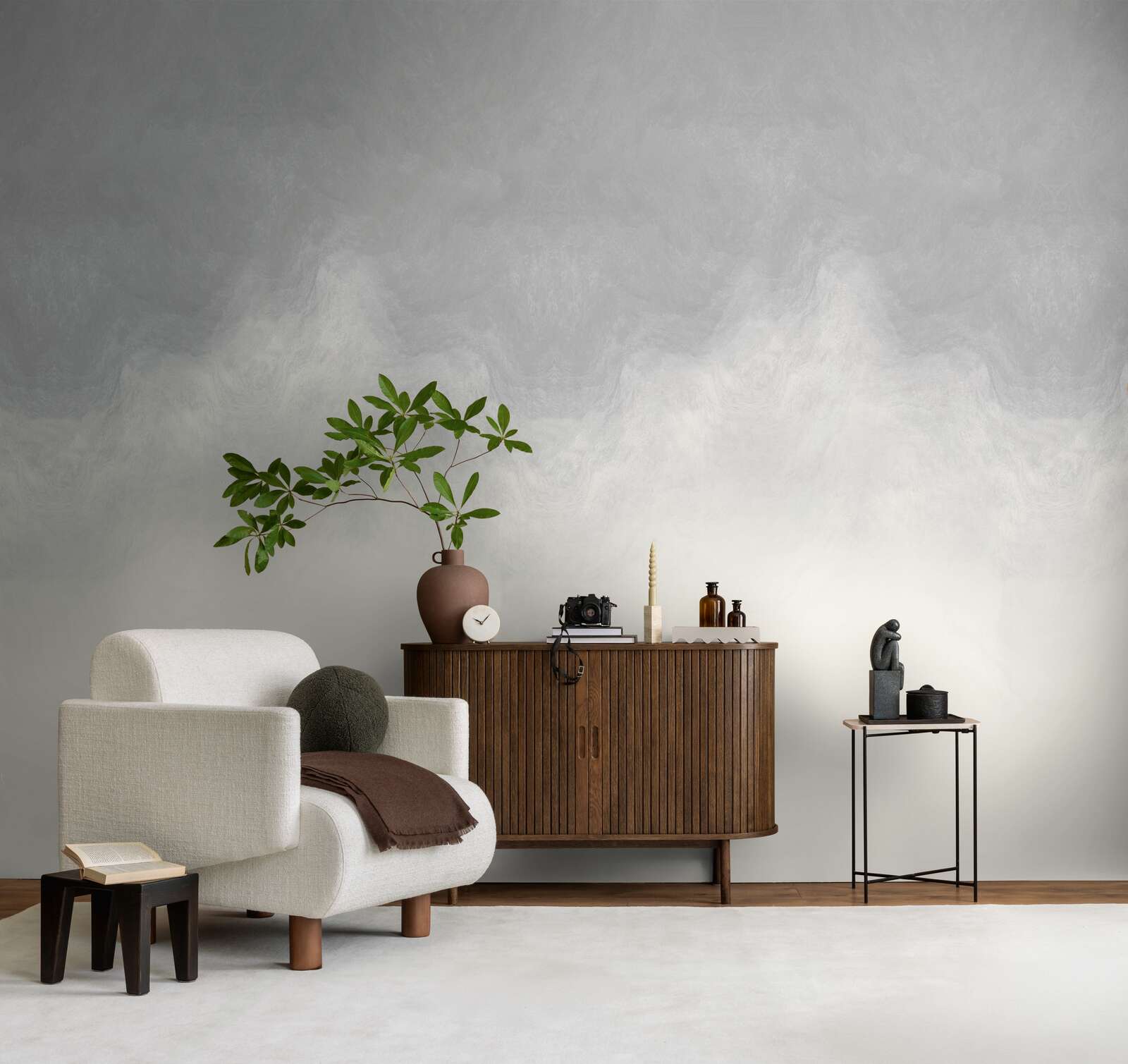 Sofa, Sessel, Holzsideboard, Vase, Dekoration