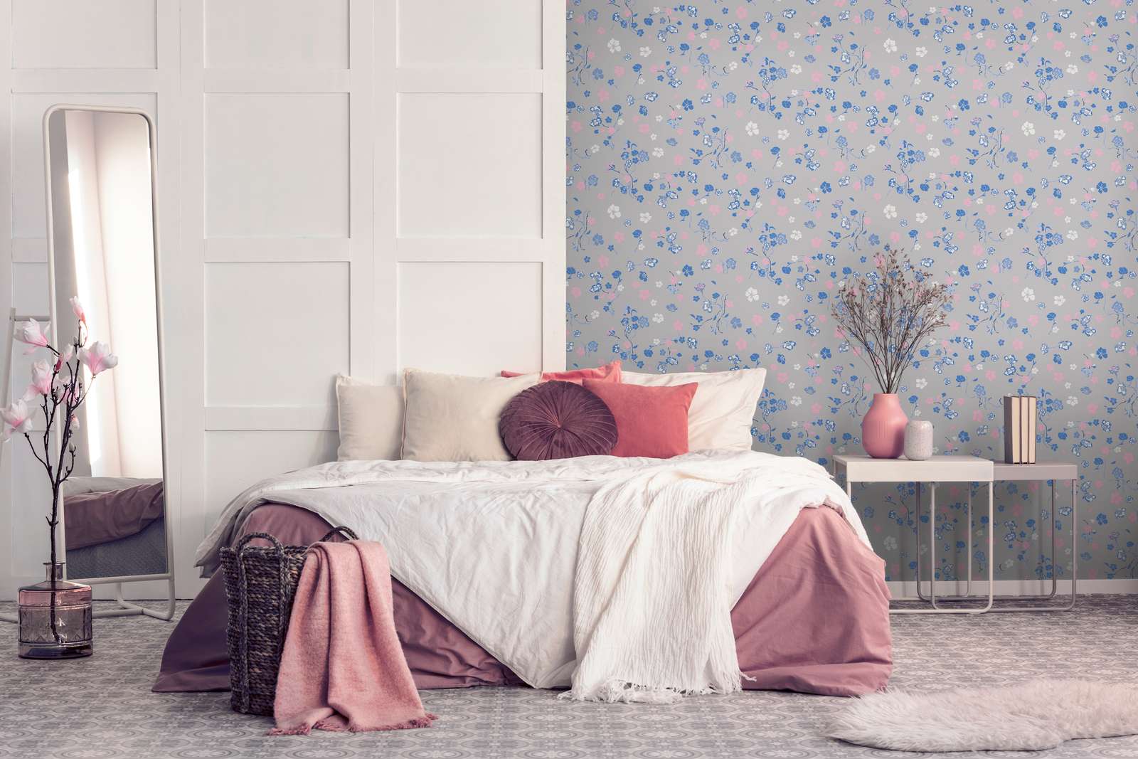             Blumenmuster Tapete mit Glanzeffekt – Grau, Blau, Rosa
        