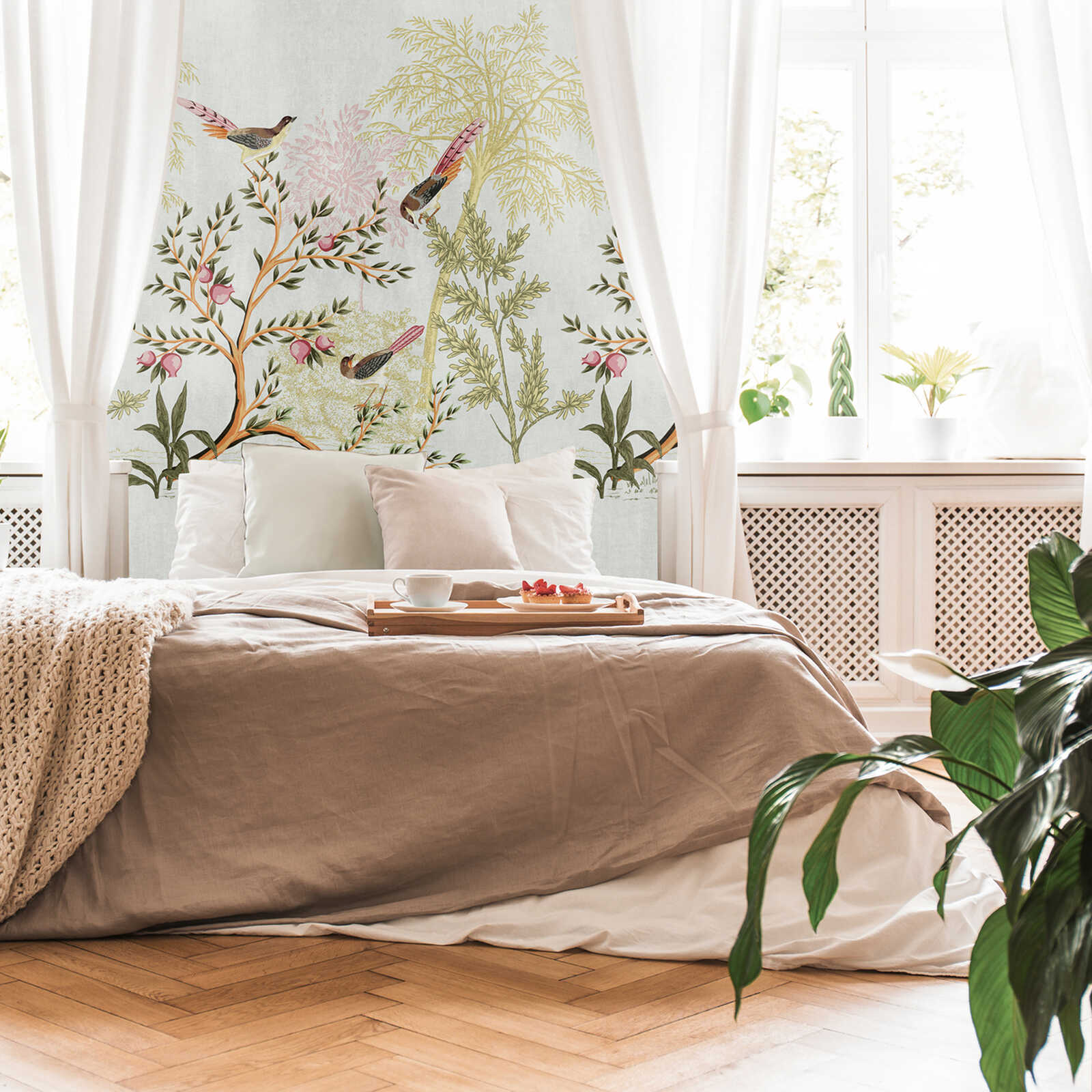         Natuurmotief vliesbehang met bomen en vogels en grootschalige patroonherhaling - kleurrijk, grijs, groen
    