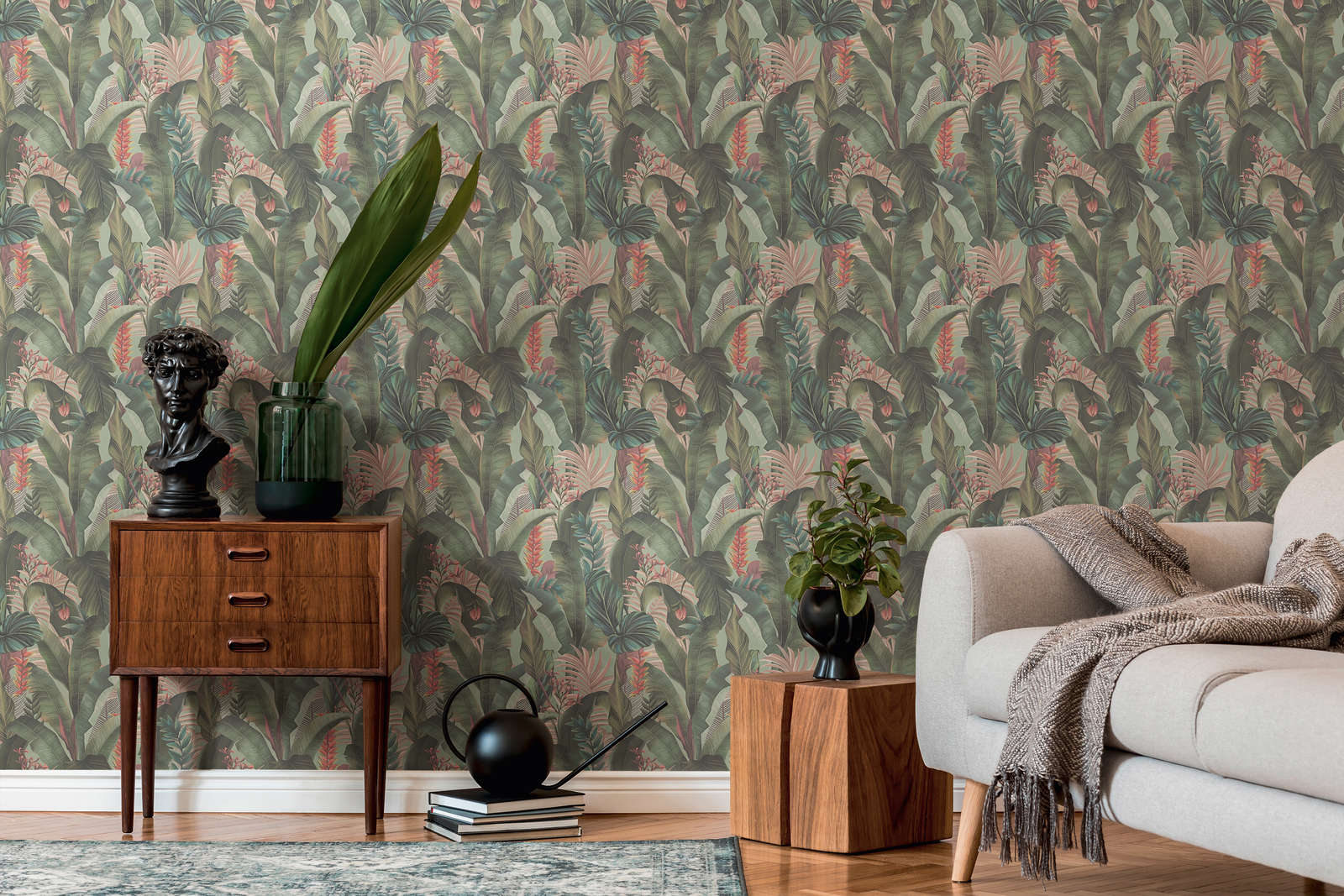             Florale Dschungeltapete mit Palmenblättern & Blüten strukturiert matt – Grün, Rosa, Rot
        