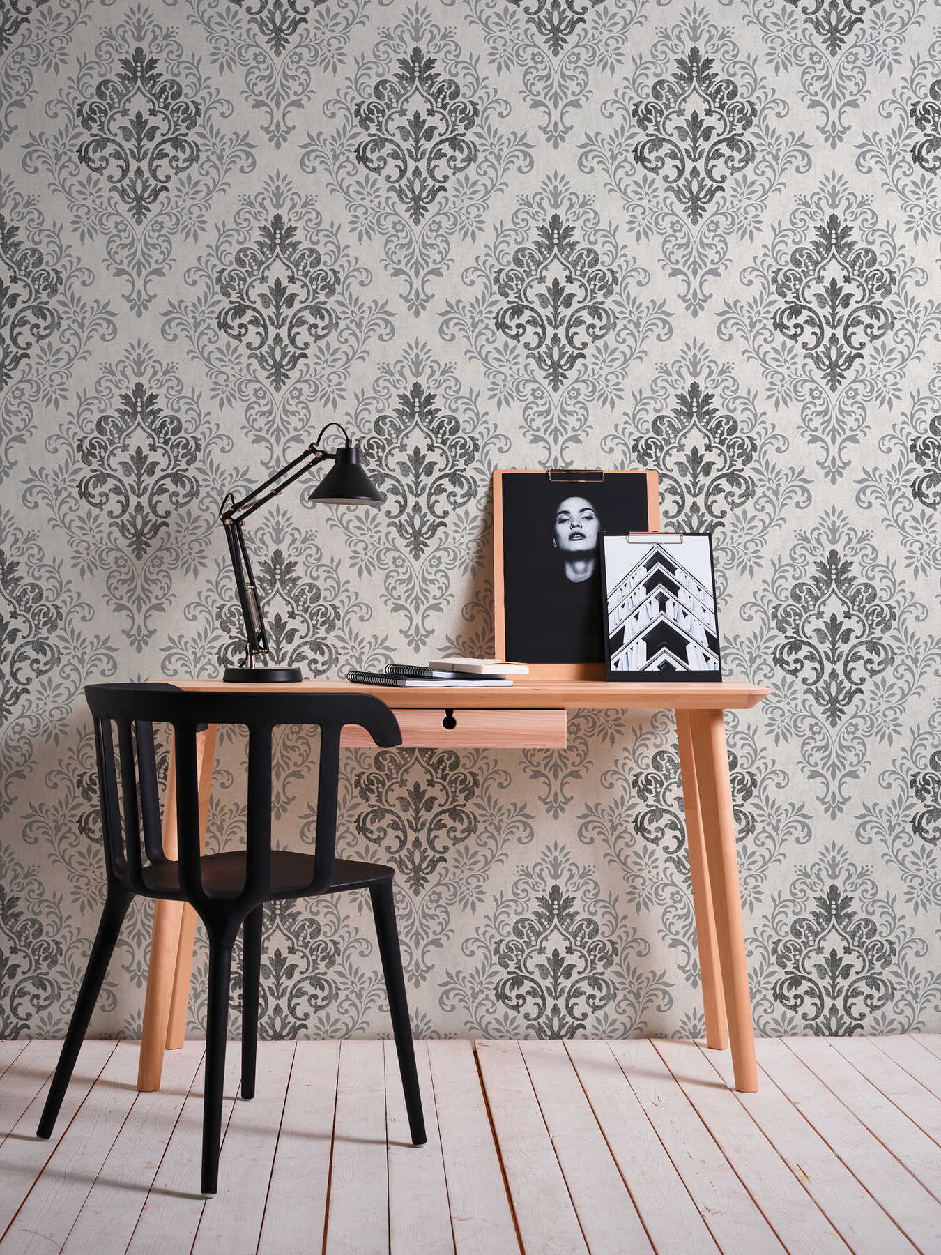             Barock Tapete mit Metallic-Ornamenten – Grau
        