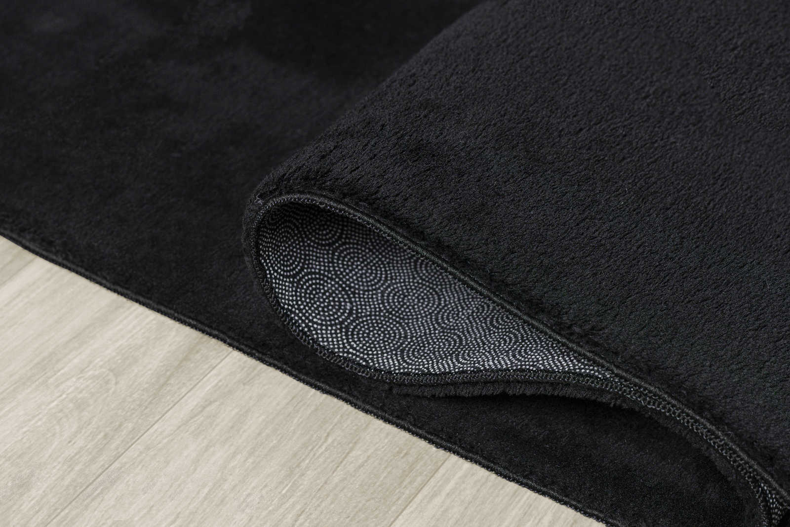             Samtiger Hochflor Teppich in Schwarz – 110 x 60 cm
        