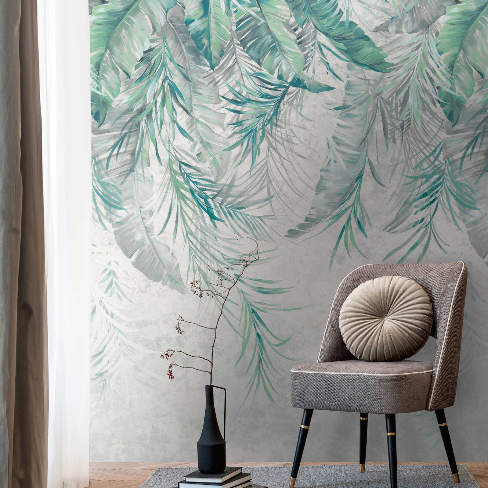 wohnzimmer-deko, tapeten-muster, blätter-tee, palmenmotiv, stuhl-jemandlicher-sessel