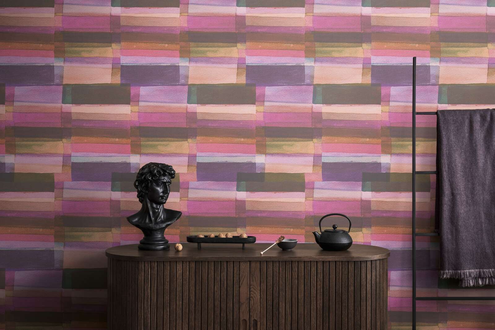             Moderne Vliestapete mit abstraktem Streifenmuster und feiner Oberflächenstruktur – Bunt
        