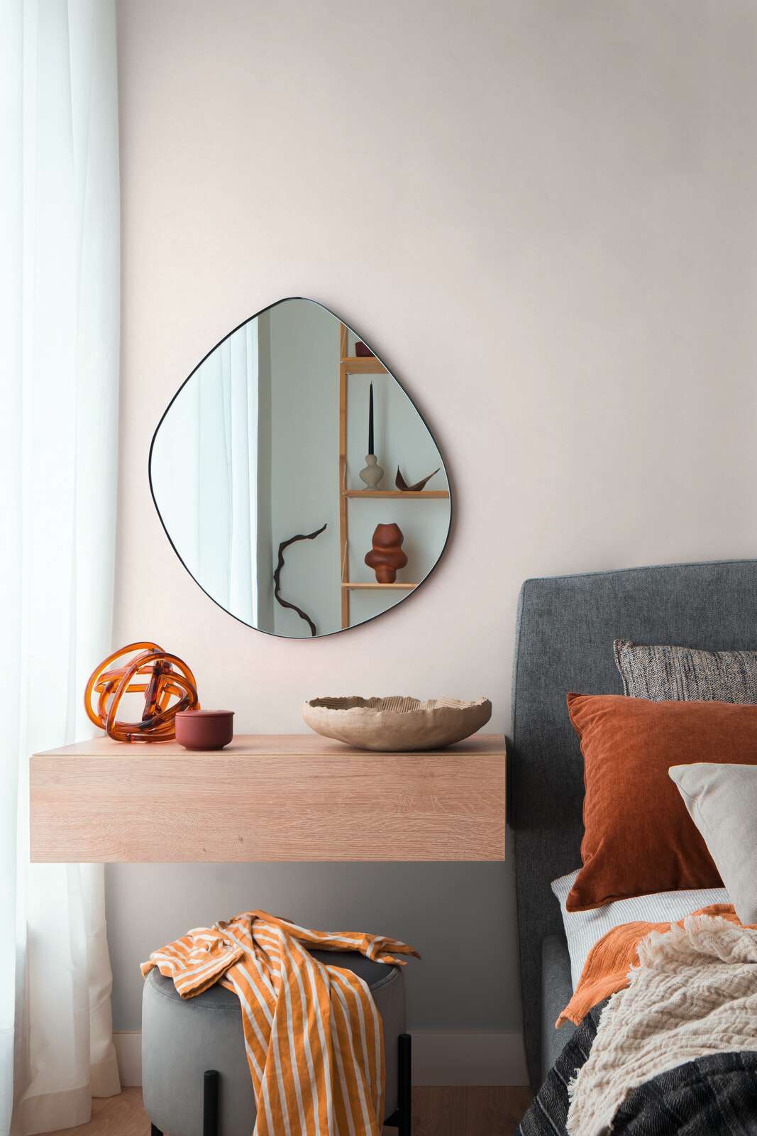  Spiegel,  Schlafzimmer,  Vanille-Orange Akzente,  Holzschreibtisch,  Kissen,  Decke