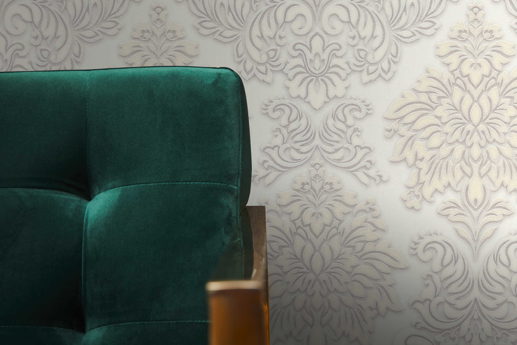             Barock Tapete Ornamente mit Glitzereffekt – Weiß, Silber, Beige
        
