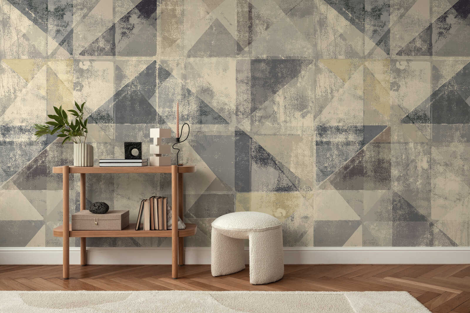 geometrische Musterwand, Musterwand, Holztisch, Pflanzenvaso, weiche Sitzhülle