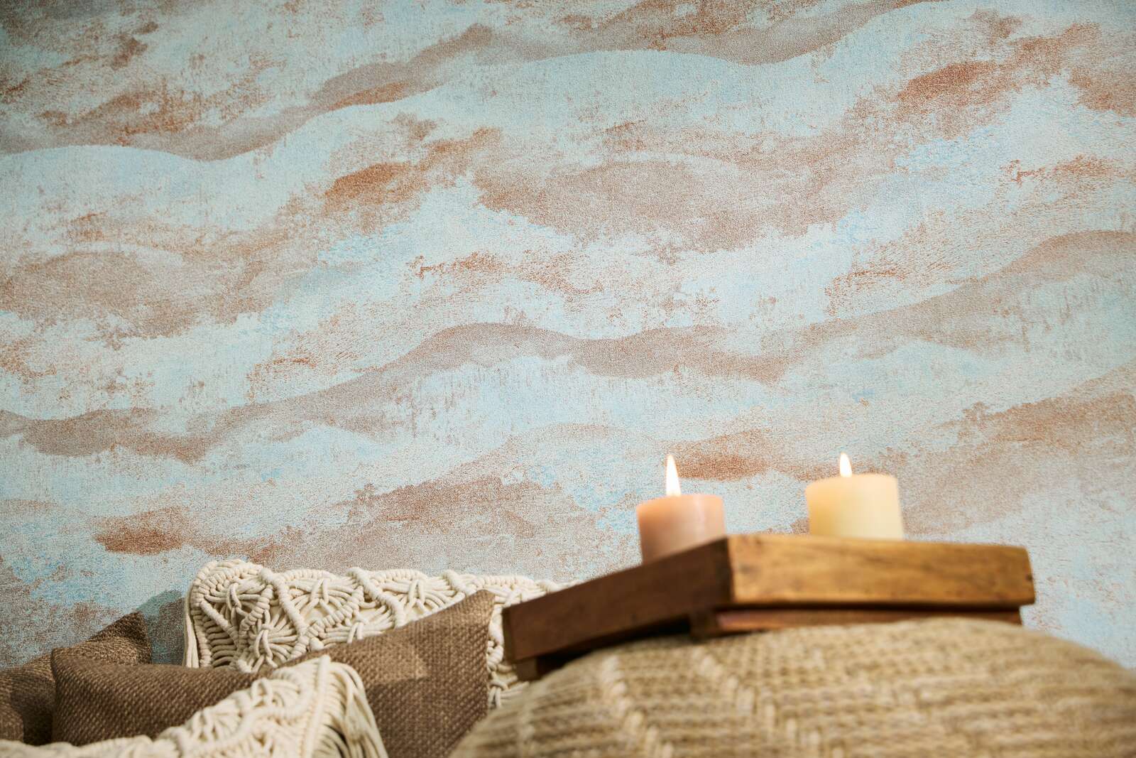             Lebhafte Vliestapete mit exklusivem Wellenmuster und feiner, gläzender Textilstruktur – Hellblau, Braun, Metallic
        