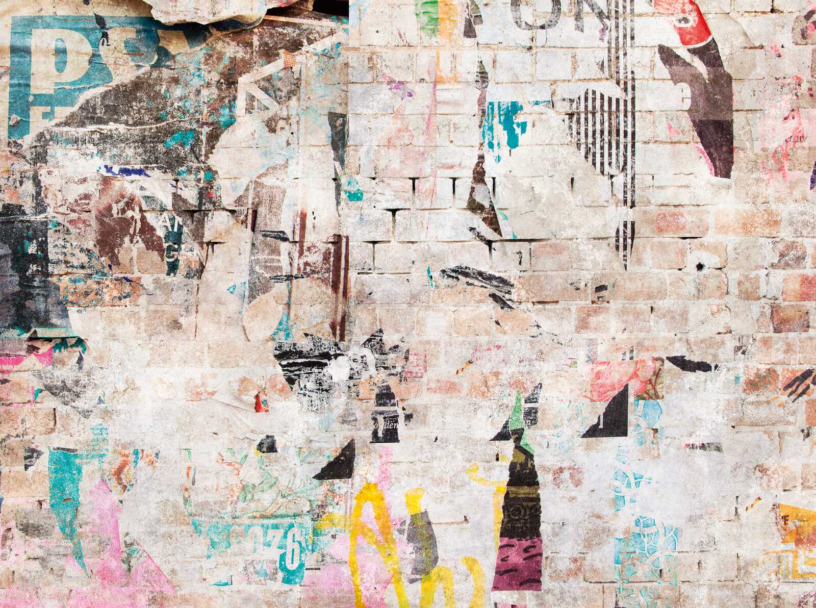             Backsteinwand Fototapete mit Graffiti und abgerissenen Postern im Used Look als Vliestapete – Beige, Bunt, Blau
        