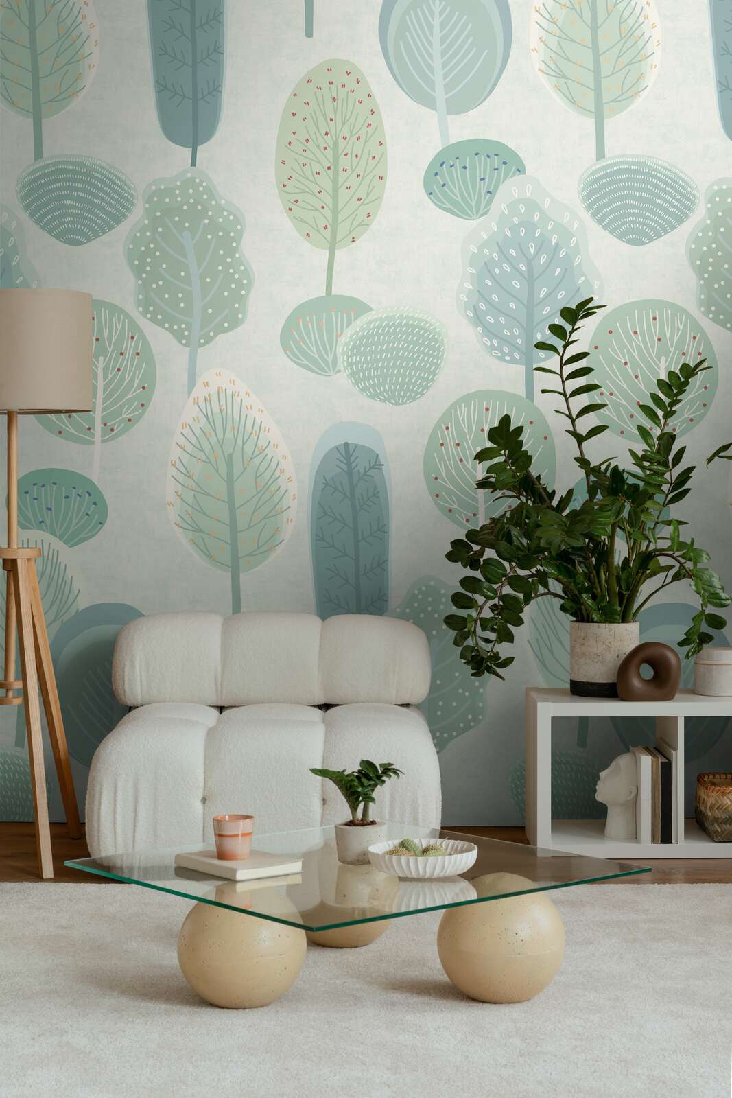 Botanische Tapete, Wohnzimmer, Glas- couchtisch, weiße Lounge-Stuhl, Zimmerpflanze