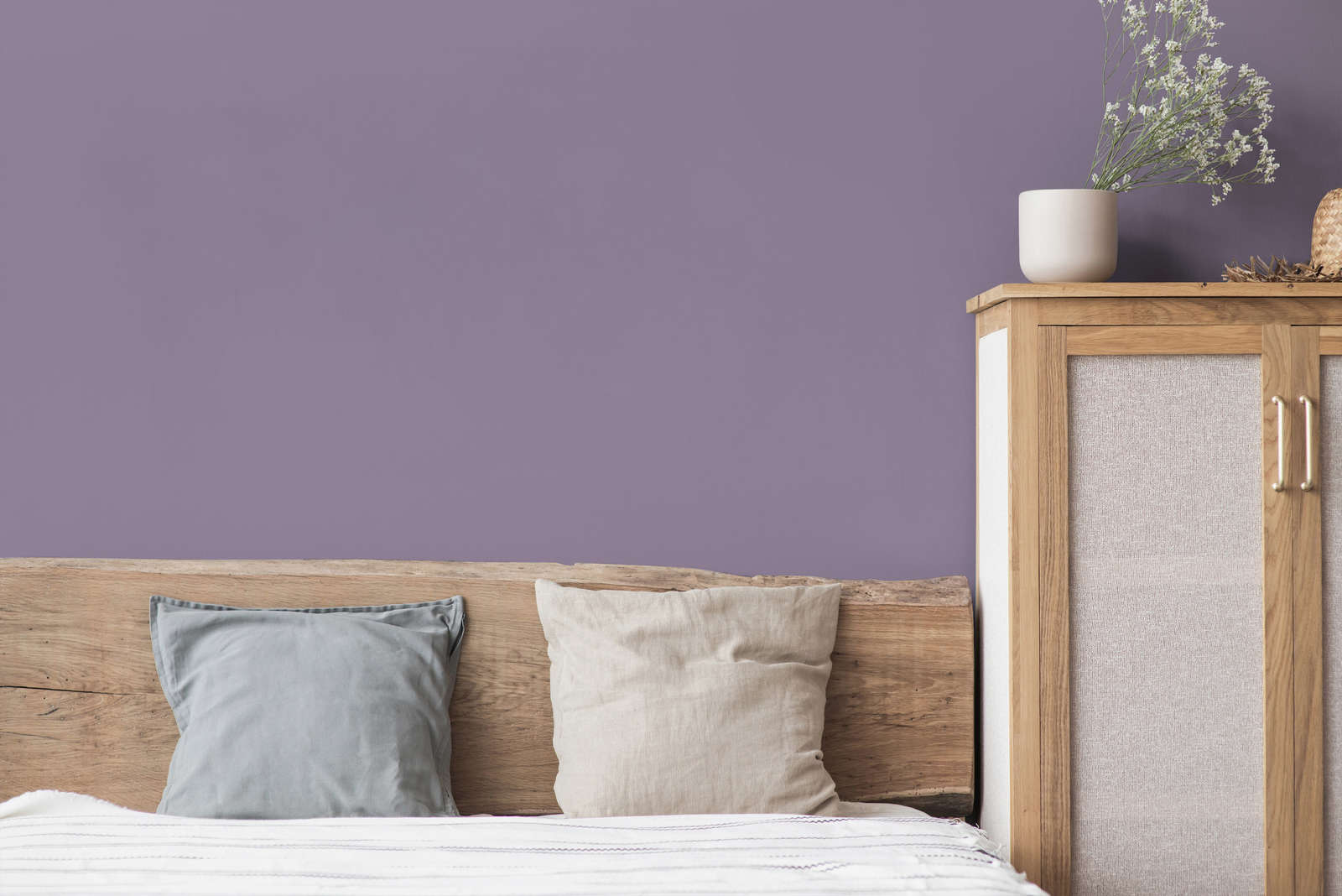 bett, kissen, holzbettrahmen, wandfarbe-violett, sideboard