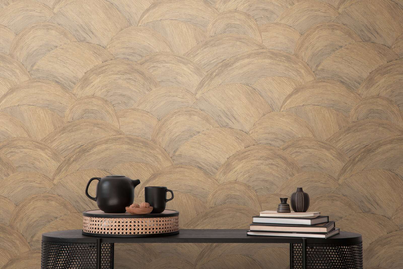 Wandtapete, Gemusterte Wand, Brauntöne, Kaffeekanne, Deko-Table