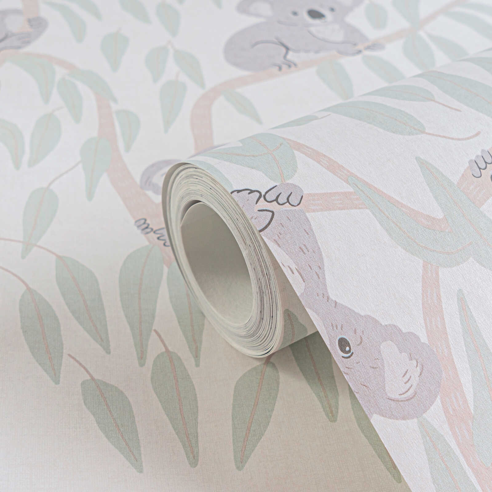             Dschungel Kinderzimmer Vliestapete mit Koala-Motiven – Verspielte Tierwelt für ein gemütliches Kinderzimmer – Beige, Creme, Grün
        