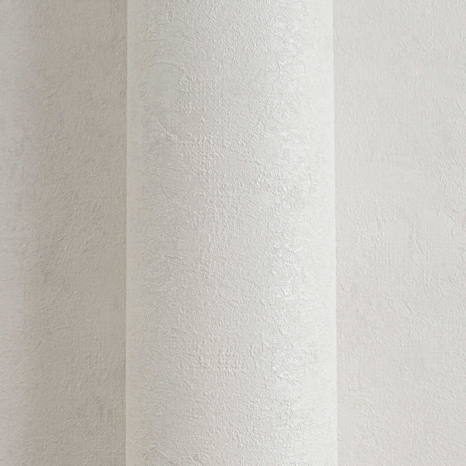             Betonlook behang lichtgrijs met kleur arceringen, textuurpatroon & glanseffect
        