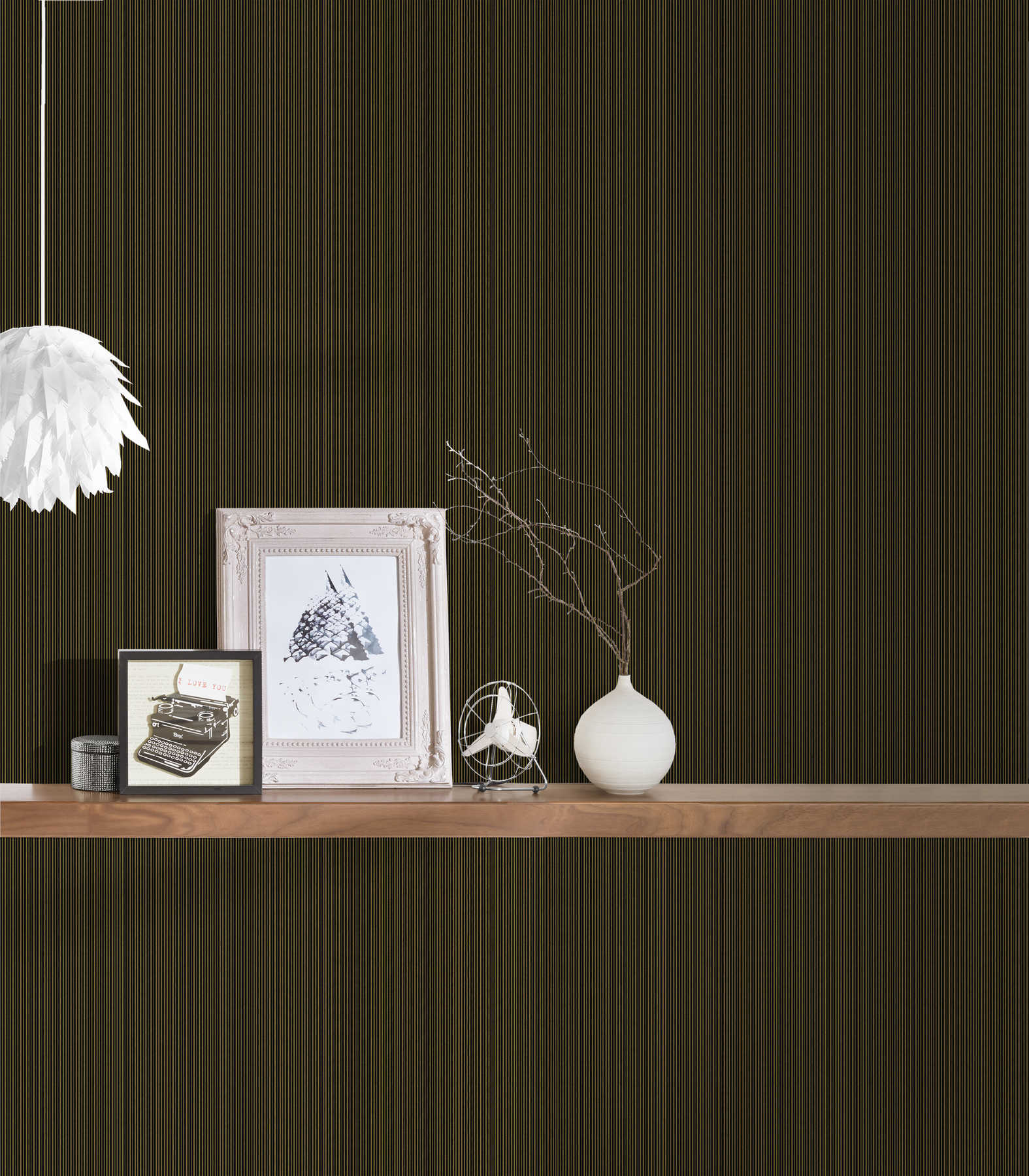             Schwarze VERSACE Tapete mit Metallic-Streifen
        