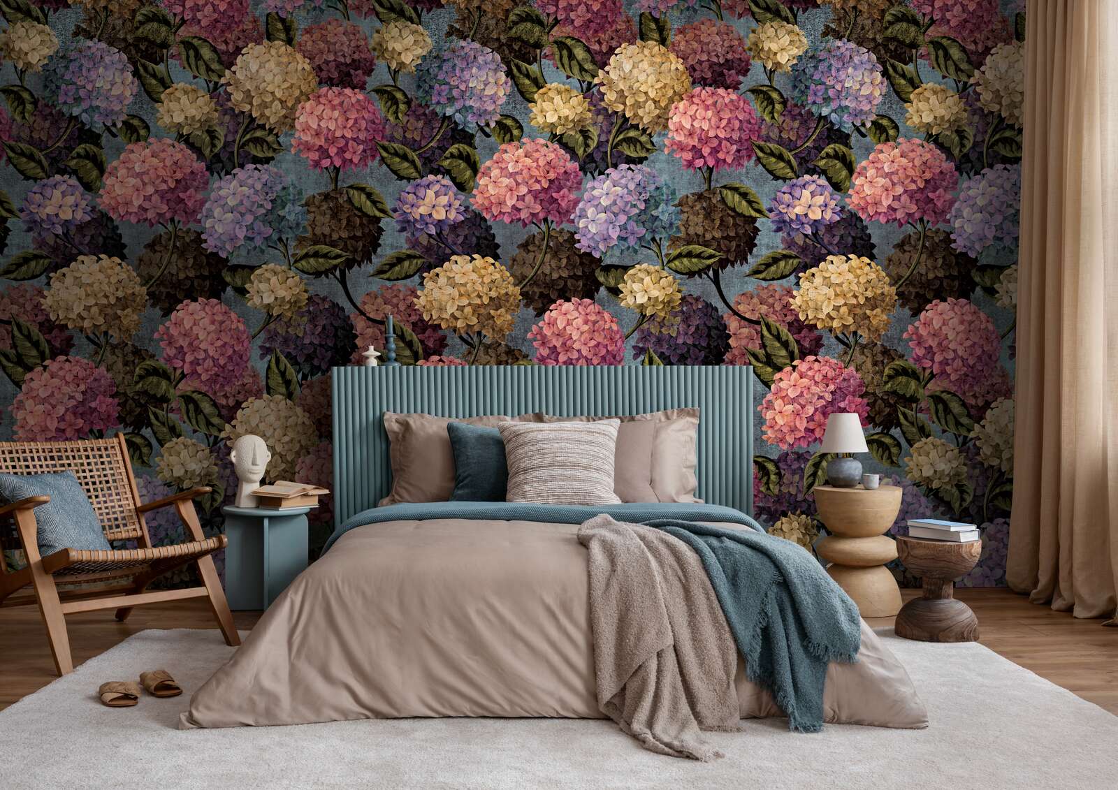 Schlafzimmer, Hortensien-Wandtapete, tuerkishtag Kopfteil, neutrale Bettwäsche, Holzmöbel