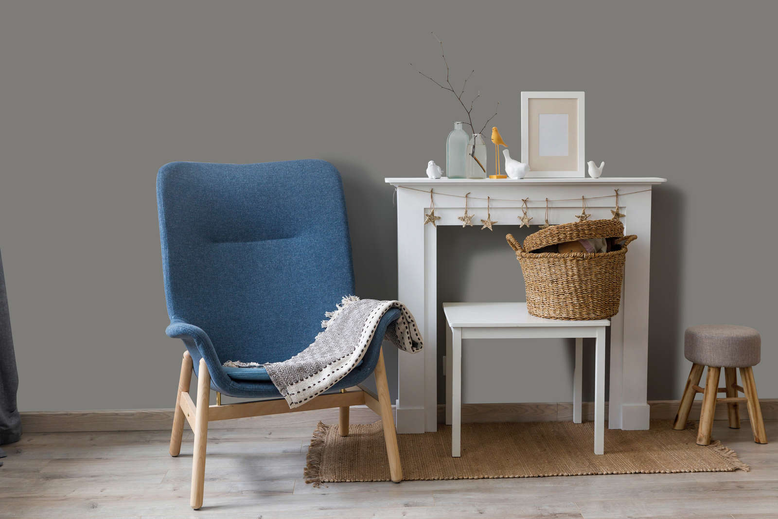Sessel, blauer Stuhl, Wohnzimmer, gewebter Korb, Dekotisch