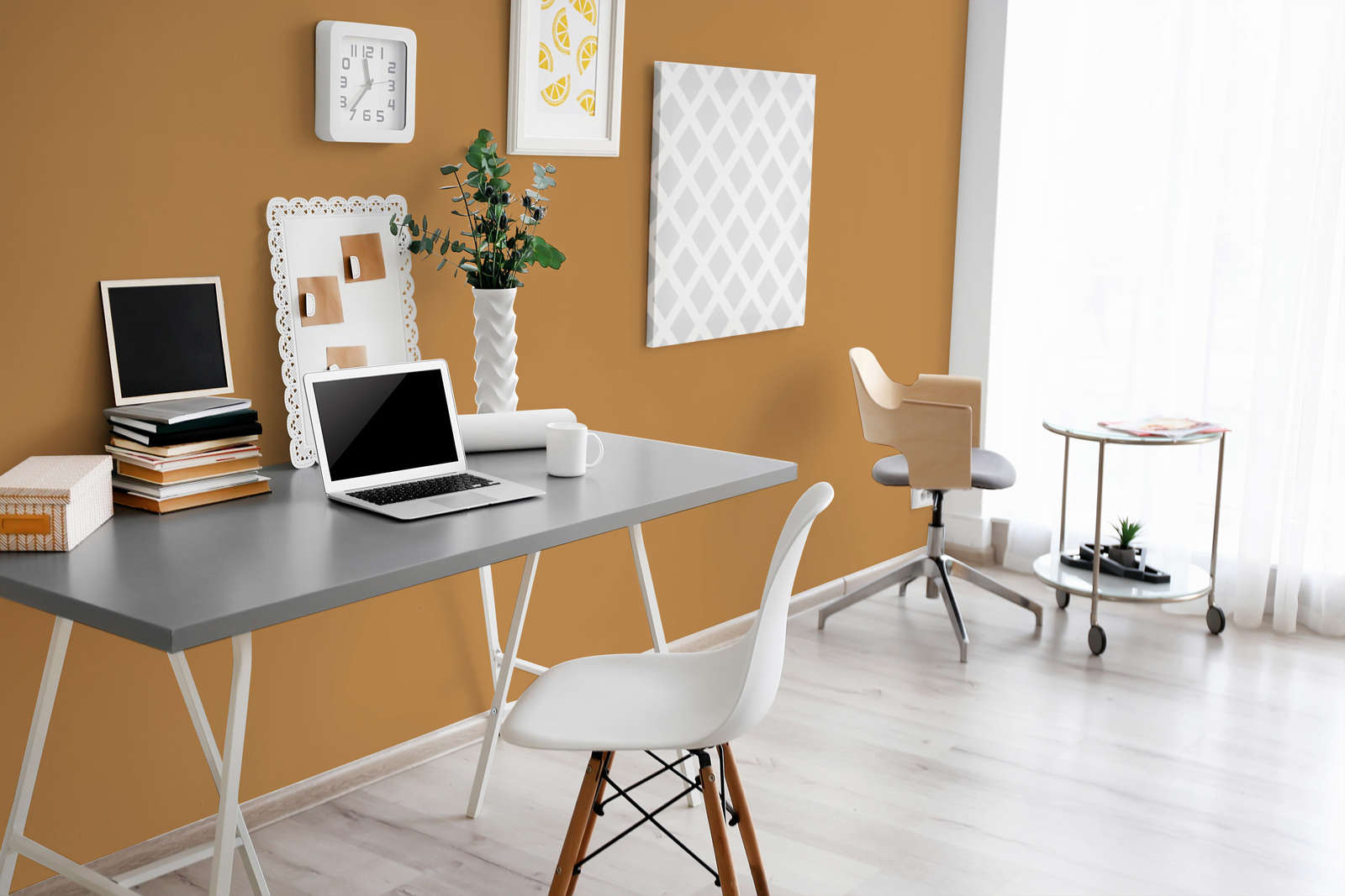Homeoffice, Schreibtisch, Laptop, orangenwand, modernerStuhl