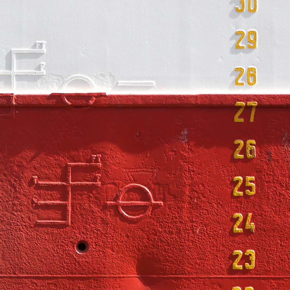             Seefahrt Design Fototapete Vlies – Verwitterte Schiffshülle im 3D Look – Rot, Weiß
        