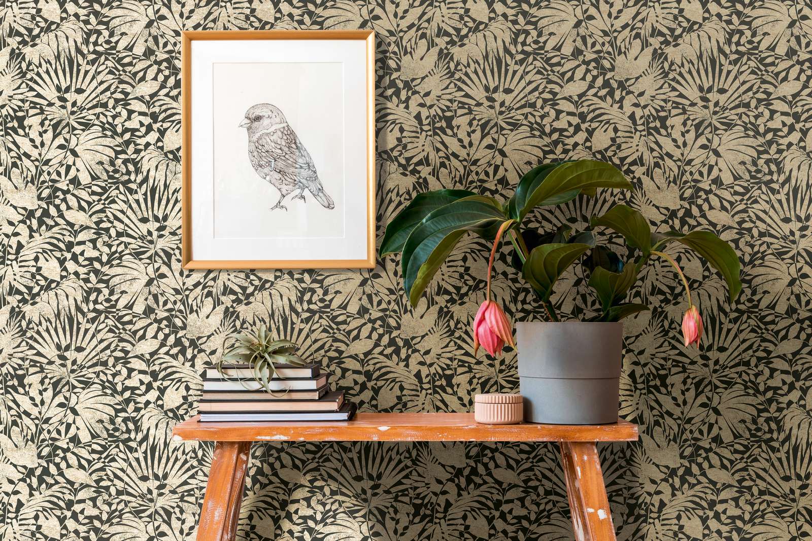             Schwarze Metallic-Tapete mit floralem Muster
        