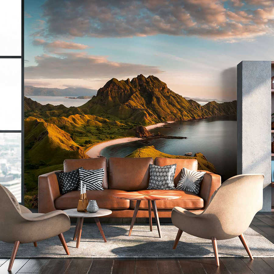         Fototapete mit Bergen und blauem Himmel am Wasser – Grün, Blau
    