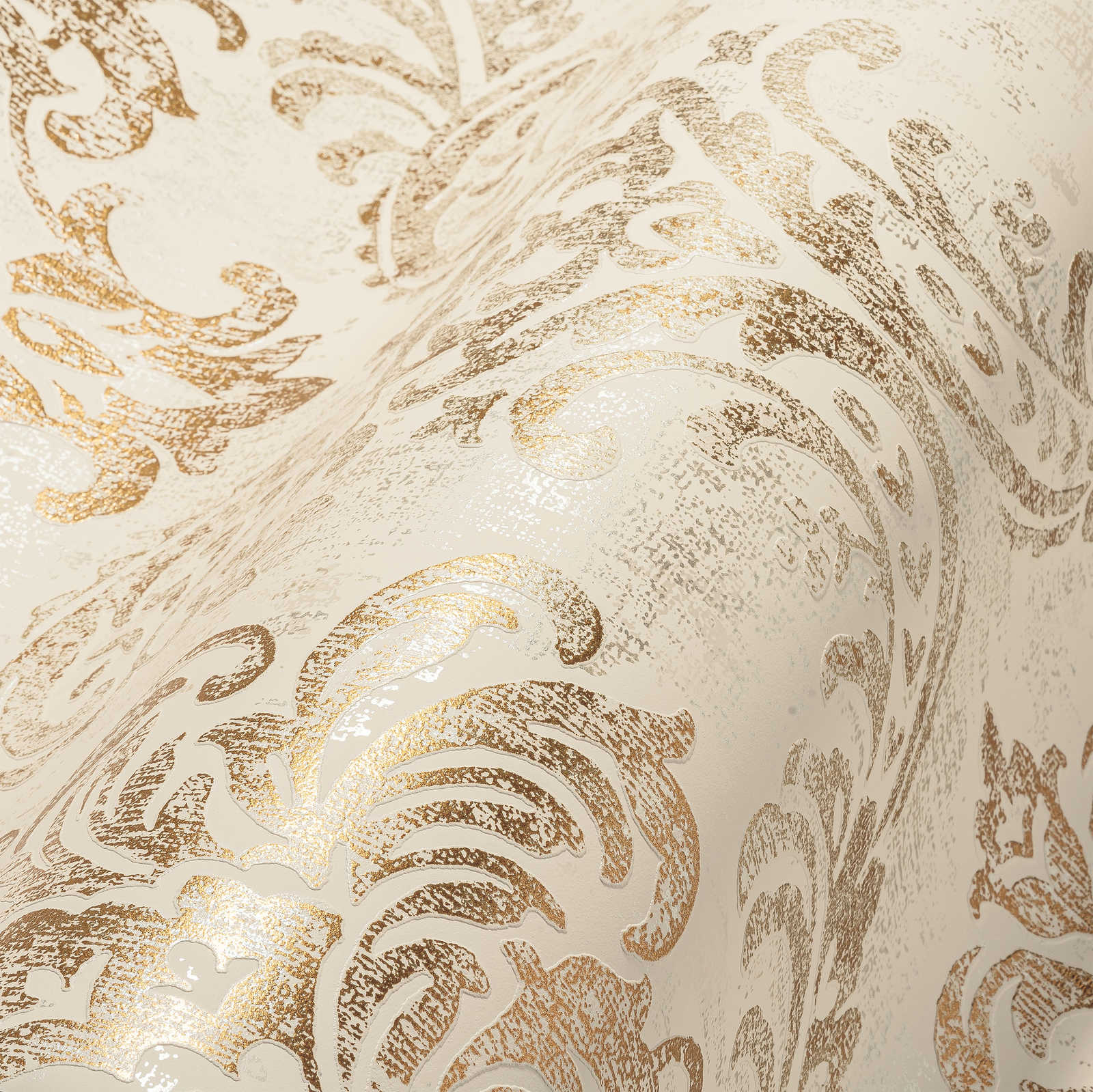             Barock Vliestapete mit Ornament und glänzender Metallic-Optik – Weiß, Gold, Silber
        