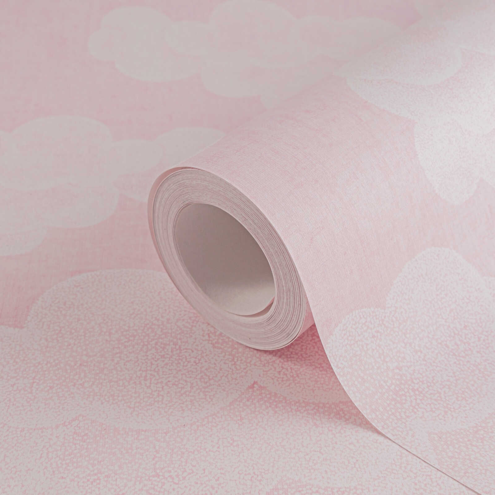             Kinderzimmer Vliestapete mit fluffigen Wolken – Traumhafte Atmosphäre für kleine Träumer – Rosa, Weiß
        