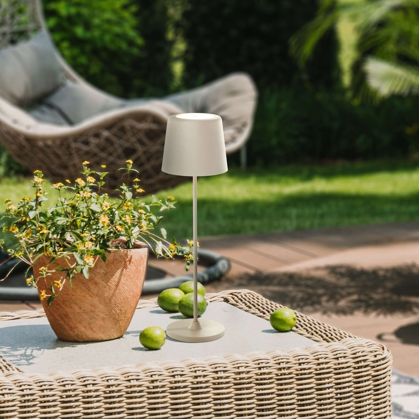             Simple table lamp - Timeless design for cosy lighting 10cm diameter x 37cm height - Beige
        
