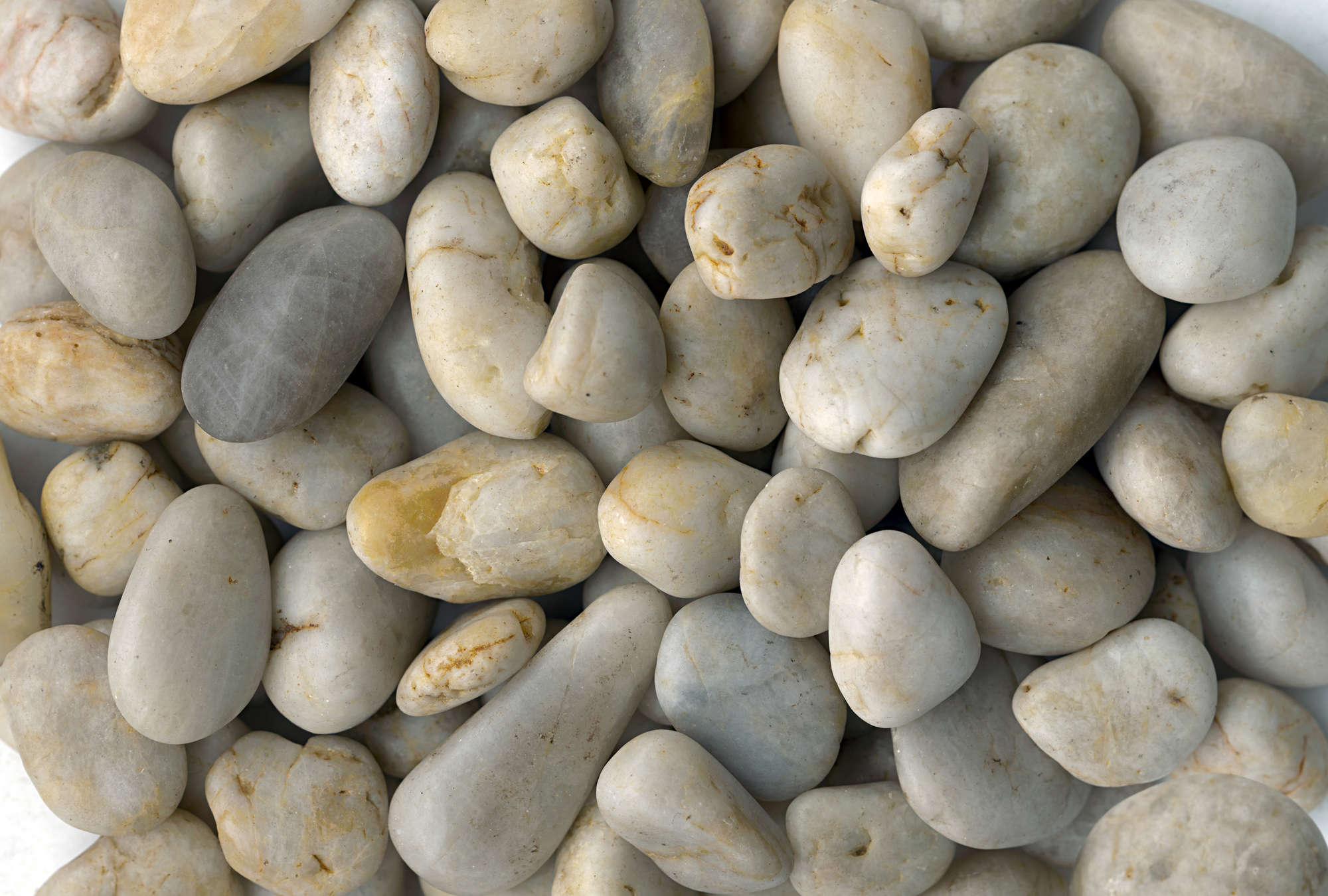             Fototapete in Vliesoptik – Helle Flusskiesel Wandgestaltung im Natur Look – Grau, Beige
        