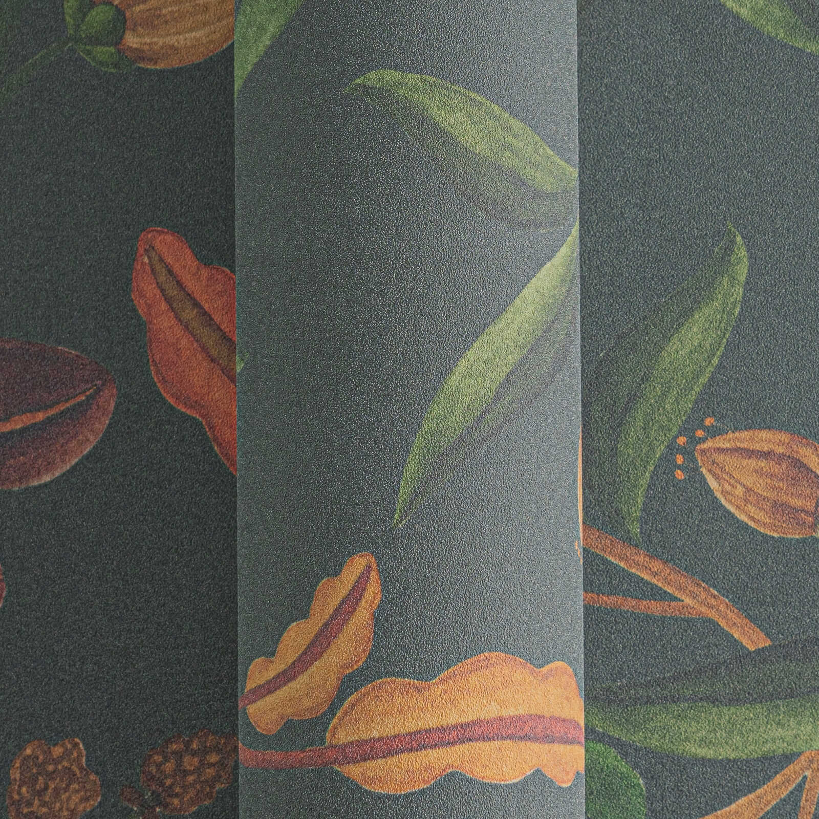             Ausdrucksstarke Vliestapete mit floralem Muster und lebendigen Blattdetails im Vintage-Stil, fein strukturiert – Schwarz, Bunt
        