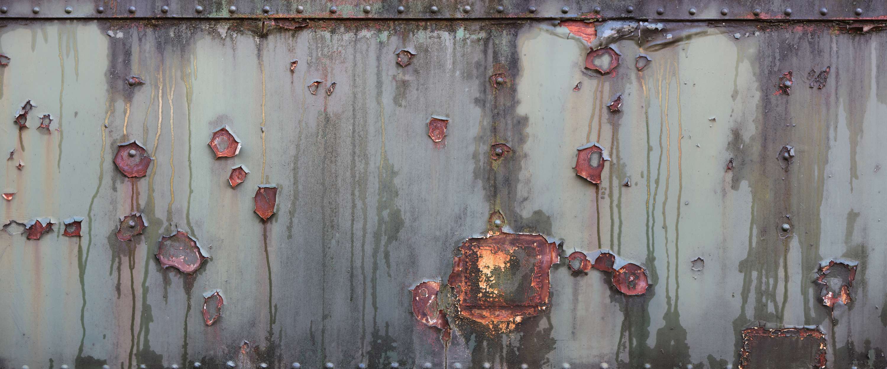             Metalen muur - Industrieel behang met roest & used look
        