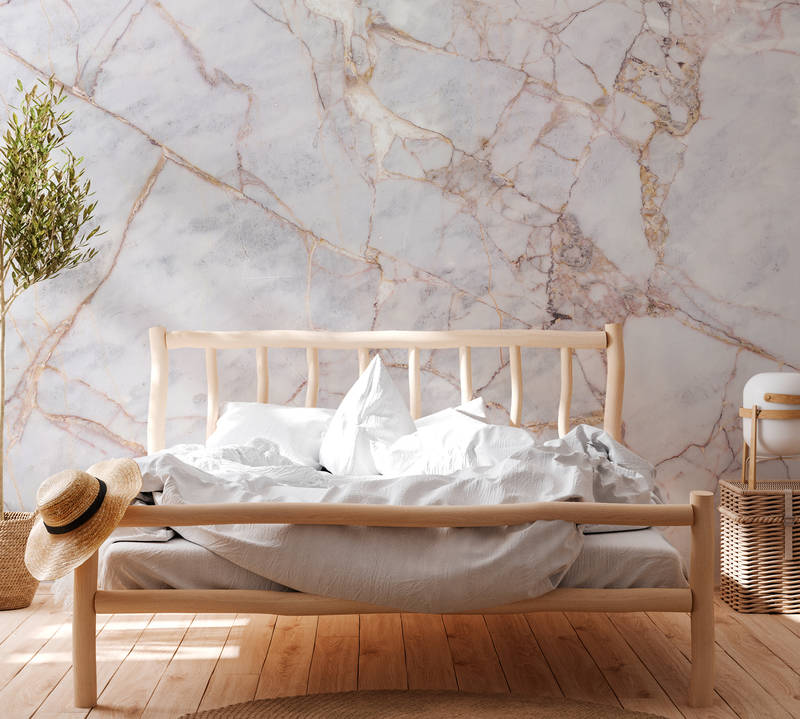             Natursteinoberfläche mit Rissen – Weiß, Grau, Gold
        