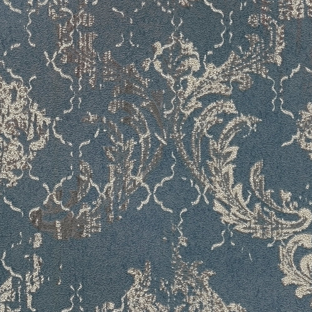 Detailreiche Vliestapete mit schimmernden Ornamenten und feiner Struktur – Blau, Silber, Metallic