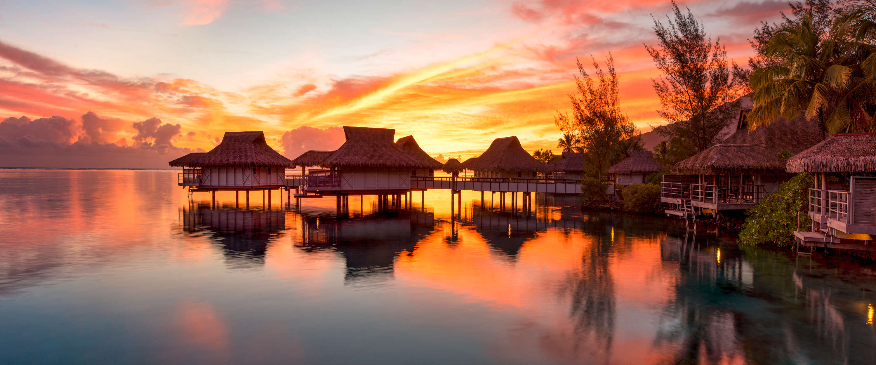 überwasserbungalows, sonnenuntergang, tropisch, hüttenort, wasserreflexion