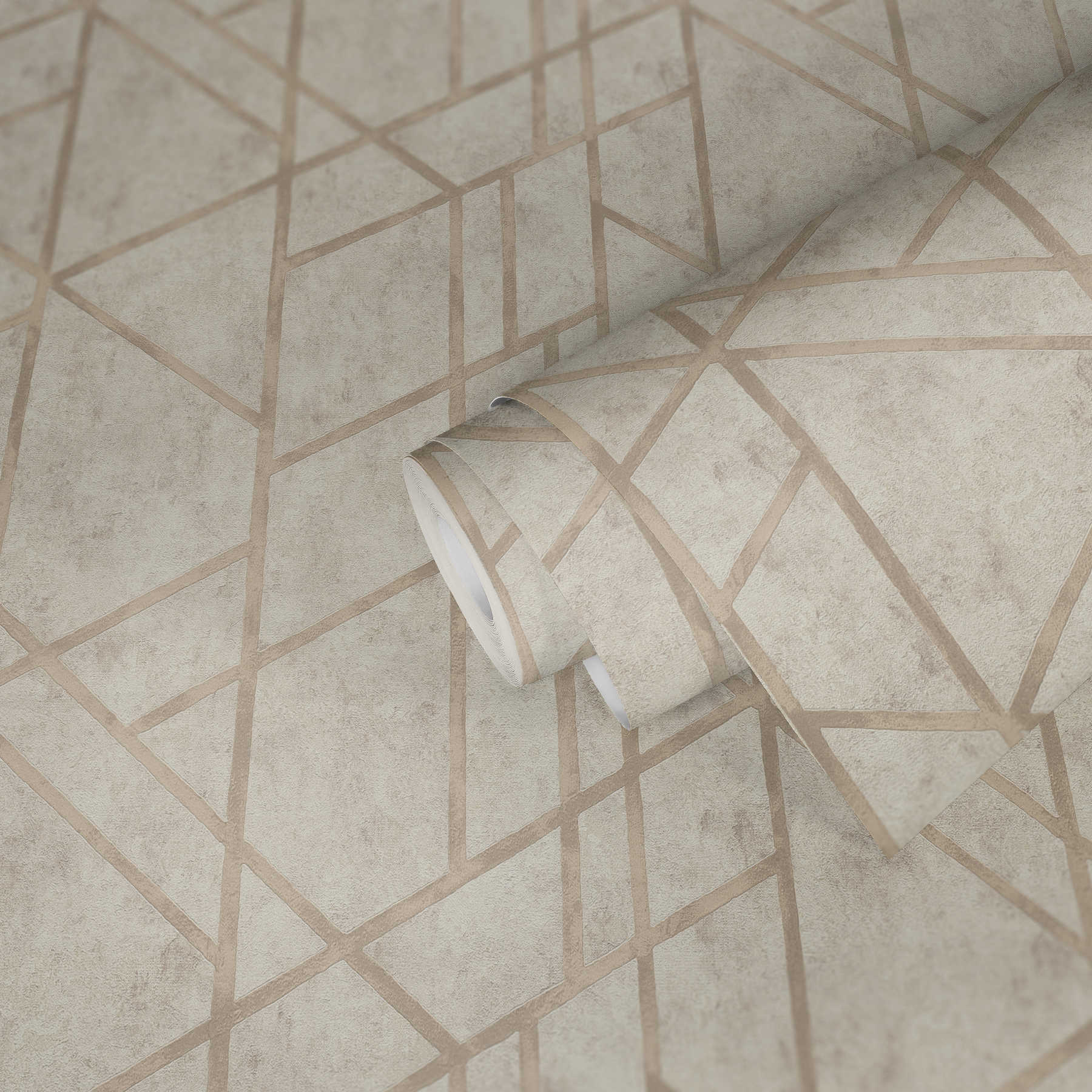             Betontapete mit goldenem Linien-Muster – Creme
        