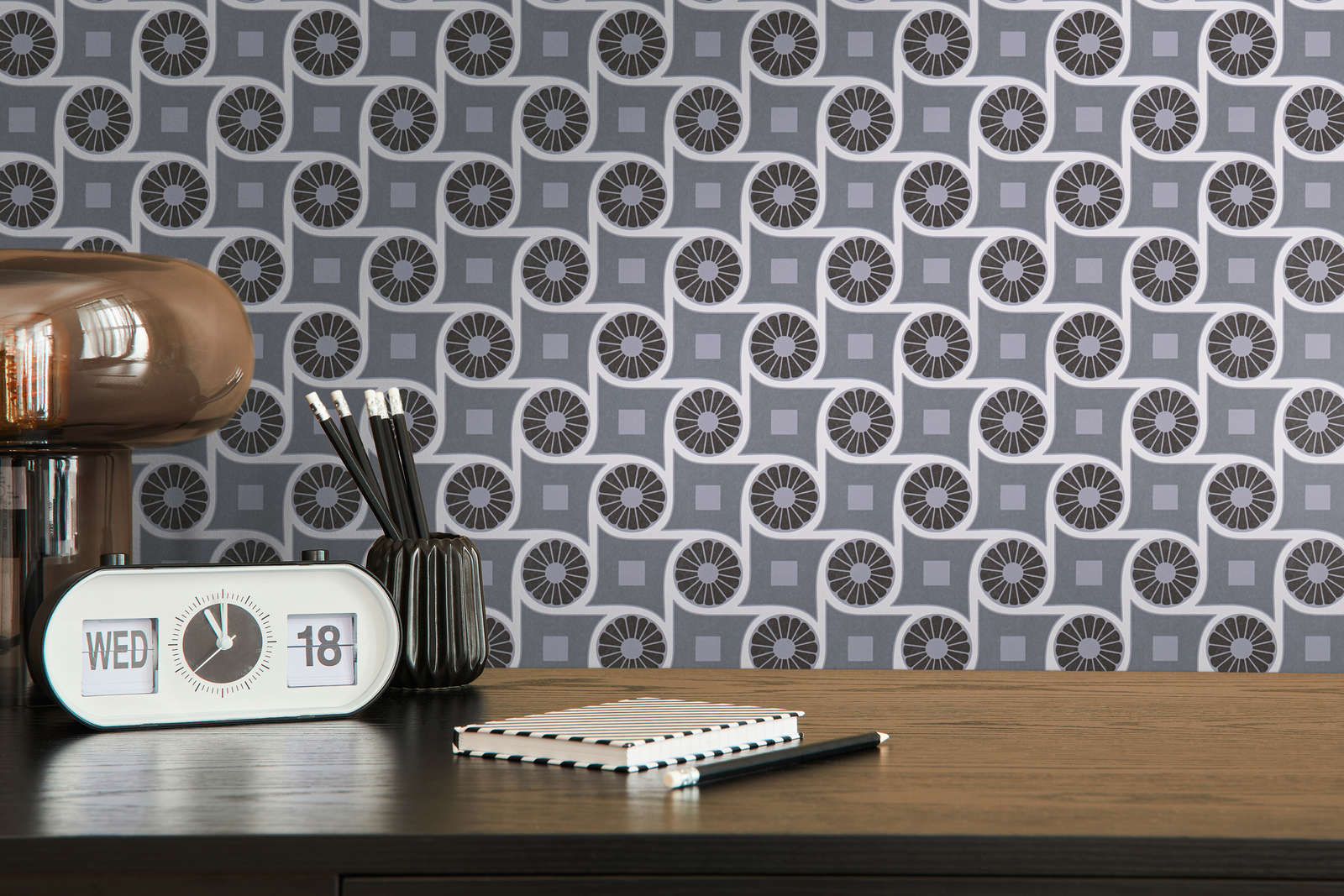             Tapete im Retrostil mit Kreismuster und Quadraten – Grau, Weiß, Schwarz
        