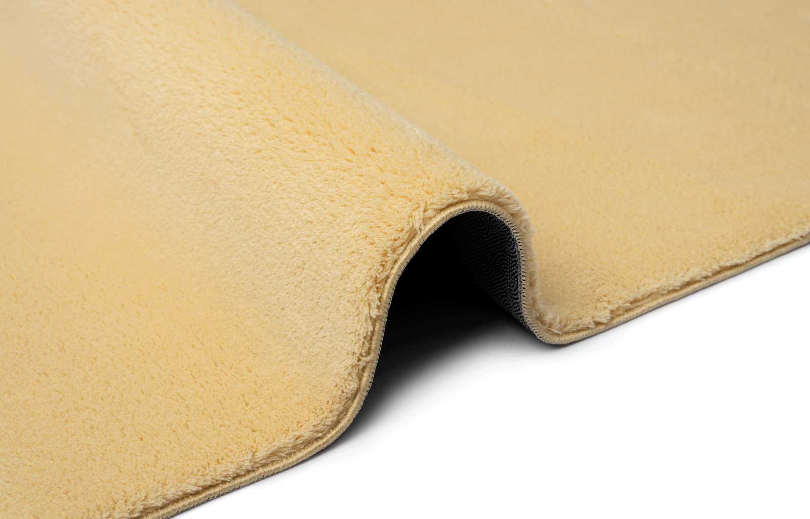             Kuschelweicher Hochflor Teppich in Gold – 110 x 60 cm
        