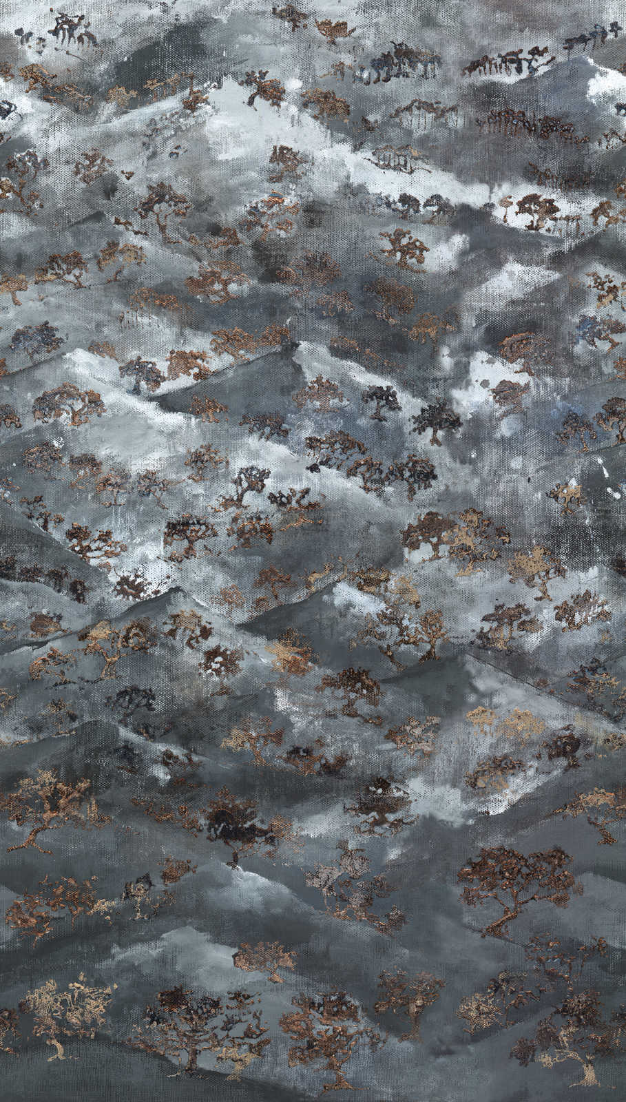             Berglandschaft Tapete mit Bäumen in dunklen Farben – Blau, Grau, Gold
        