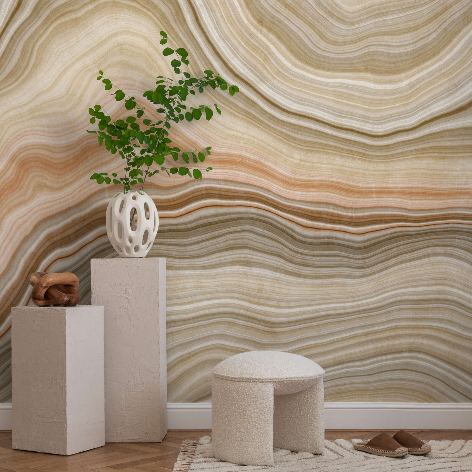 geometrische wandverkleidung, wellenmuster, terrakottabeige, dekorvase,  pedestal stand