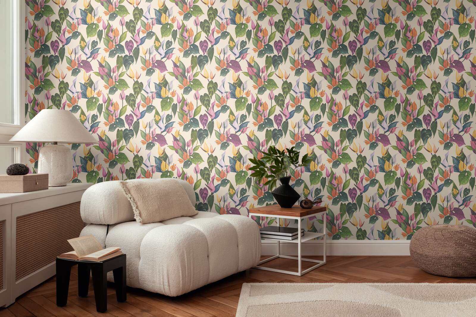             Verspielte, florale Vliestapete mit lebendigem Blumenmotiv und feiner Oberflächenstruktur – Beige, Bunt
        