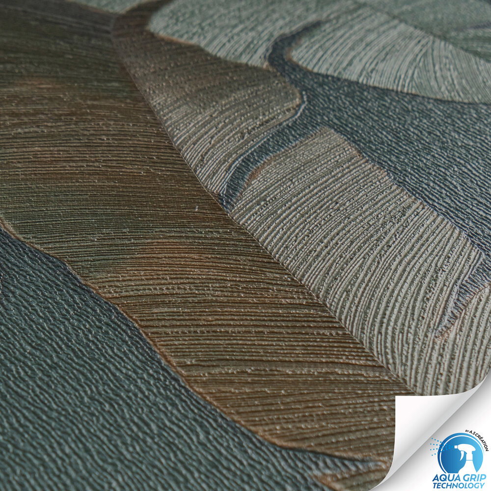             Stilvolle Dschungel-Vliestapete mit großen, dunklen Palmblättern und feiner Struktur – Water. Fix. Ready. – Petrol, Grün, Braun
        