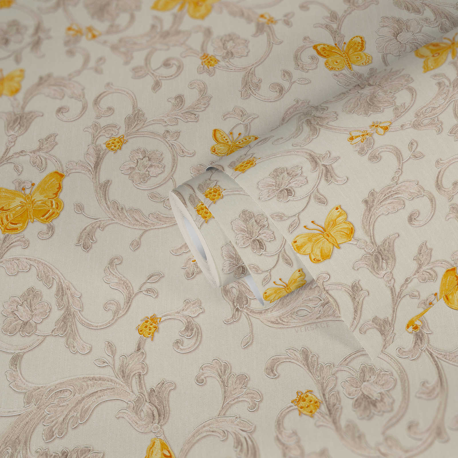             Tapete VERSACE mit Schmetterlingen & Ornamenten – Creme, Gold
        
