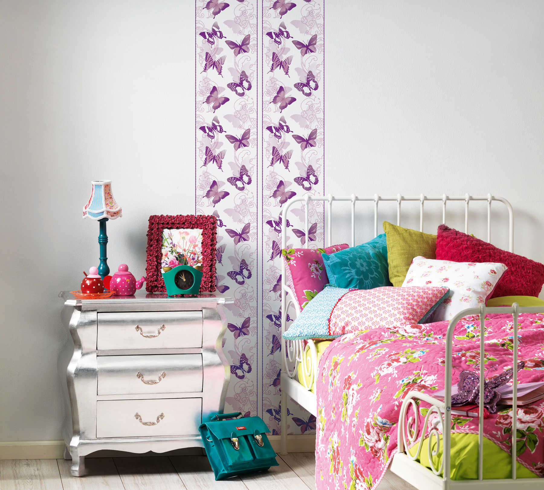             Butterfly wallpaper graphic pattern for girls - purple
        